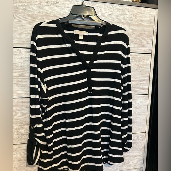 Michael Kors black & white striped blouse a V-neck and button placket detail - Picture 2 of 6
